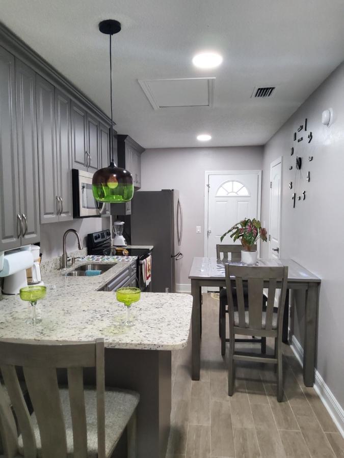 Beautiful Apartment Close To Everything タンパ エクステリア 写真